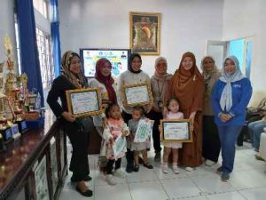 Kadis Dalduk-KB Serahkan Hadiah Pemenang Lomba Balita Sehat se Kota Kendari 2024