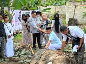 Didampingi Keluarga, Fachry Konggoasa Berbagi Daging Kurban ke Masyarakat