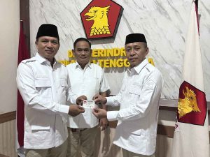 Gerindra Sultra Serahkan KTA ke Afirudin Mathara: Harus Bermanfaat Untuk Masyarakat