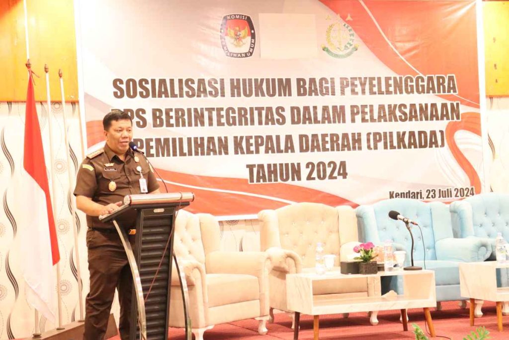 Kejari Kendari jadi Narsum Sosialisasi Hukum Bagi Penyelenggara pada Pilkada 2024