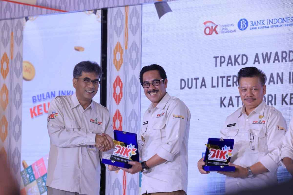 Pj Bupati Bombana Terima Penghargaan dari OJK