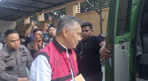 Tangan Diborgol dan Menggenggam Tasbih, Mantan Walikota Kendari Masuk Ke Mobil Tahanan Kejari