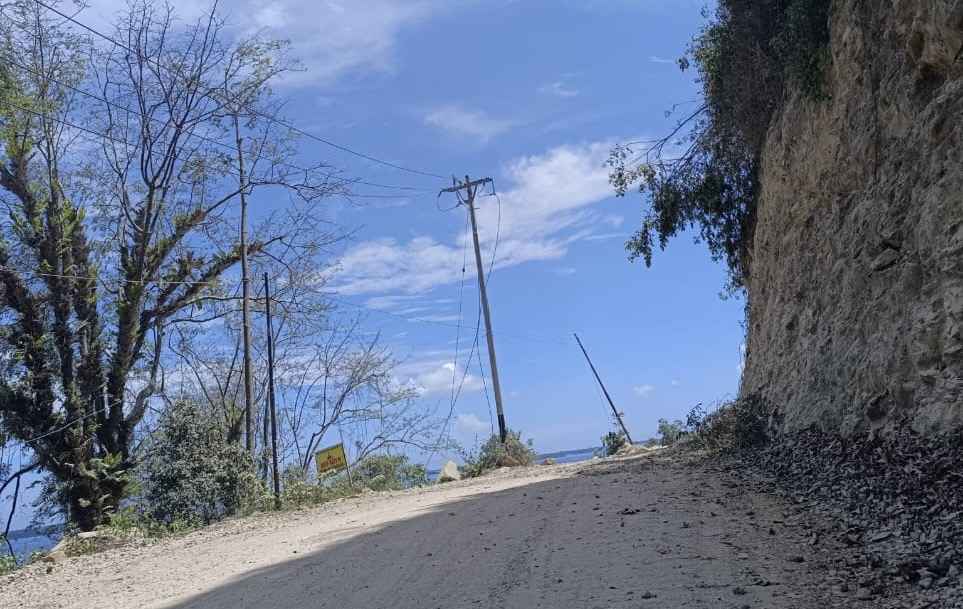 683bc3d7-9513-4a0b-8d01-8830de059f47 Aktivitas Blasting PT Mineral Bumi Puluti Mengkhawatirkan: Tiang PLN Hancur, Masyarakat Desa Gelap Gulita