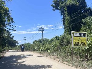 Sehari Tiga Pengendara Motor Terjatuh, Disebabkan Penimbunan PT Bahana Wastecare di Desa Erpaka