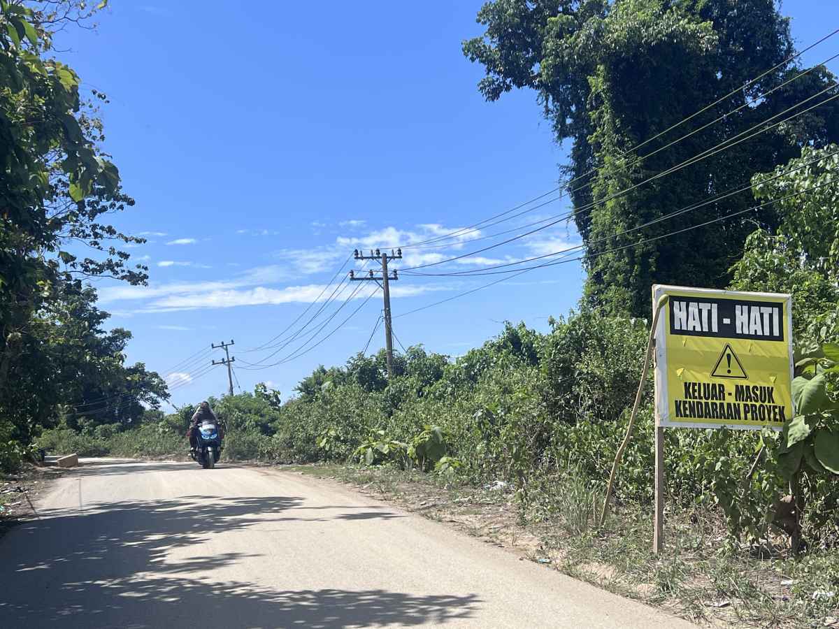 Sehari Tiga Pengendara Motor Terjatuh, Disebabkan Penimbunan PT Bahana Wastecare di Desa Erpaka