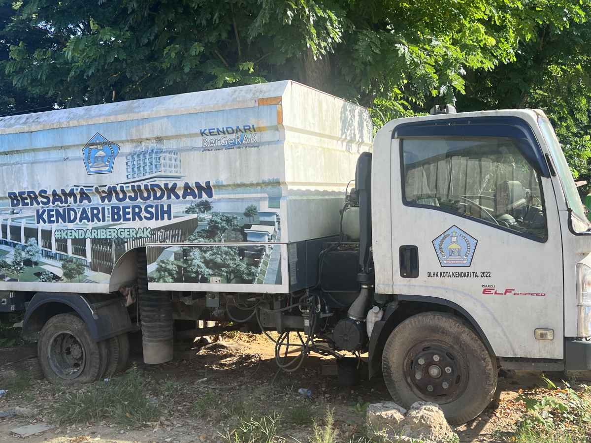 IMG_9446 Dibeli Miliaran, Mobil Penyapu Jalan DLH Kendari Terparkir Kusam Didepan Workshop