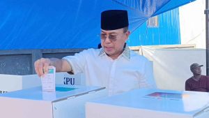 ASR ajak Istri dan Anak saat Mencoblos di TPS 16 Andonohu