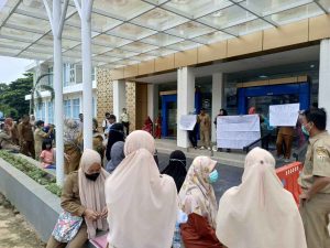 Jasa JKN dan Umum Belum Dibayarkan, Tenaga Kesehatan RSJ Sultra Demo Kantornya