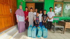 Jumat Berkah, PT Putra Uloe Berbagi di Ponpes Darul Mukhlisin
