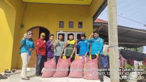 Distan Bombana Gandeng BAZNAS Sultra Salurkan Bantuan Bibit Bawang Merah