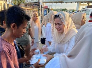 Berbagi Kebahagiaan, PD PIRA Sultra Bagi Takjil di Kawasan Pelabuhan