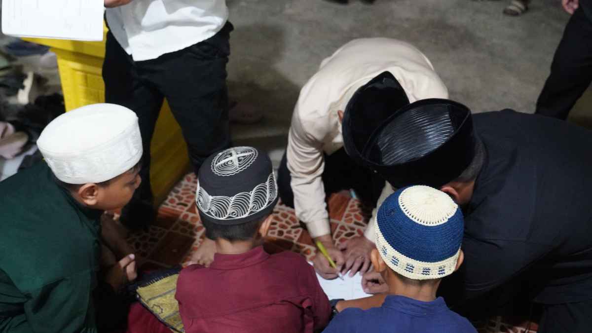 Pelajar SD Mengerumuni Wakil Walikota saat Safari Ramadhan di Poasia