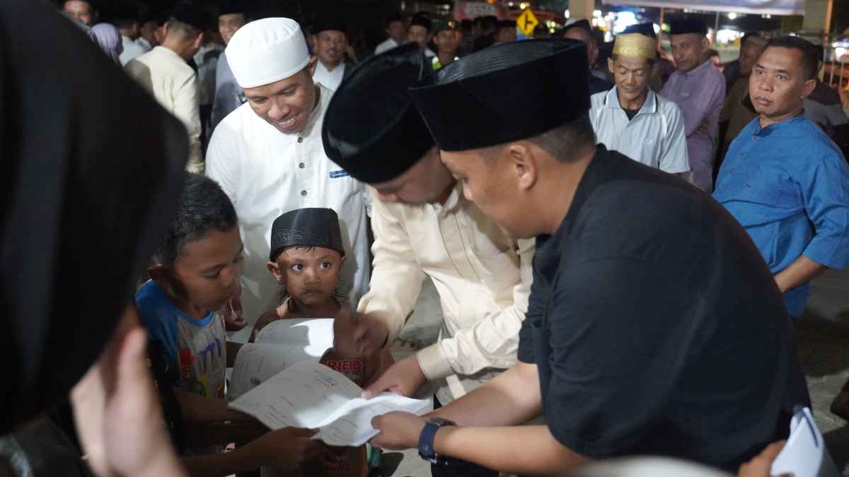 Pelajar SD Mengerumuni Wakil Walikota saat Safari Ramadhan di Poasia