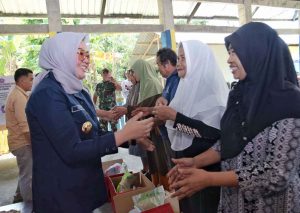 Walikota Sambangi dan Berikan Bantuan Korban Banjir di Kendari