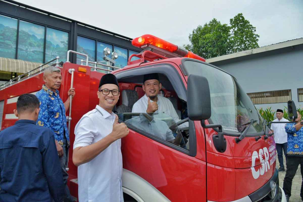 91198ac1-0238-4d5c-abfe-d84cb7357789 Kalla Toyota Kendari Serahkan Satu Unit Mobil Damkar ke Pemkot Kendari