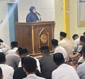 Walikota Kendari Isi Khotbah Tarawih di Mesjid Poasia, Masyarakat Terima Bantuan