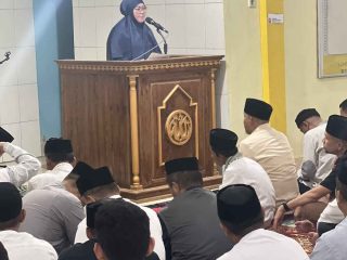 Walikota Kendari Isi Khotbah Tarawih di Mesjid Poasia, Masyarakat Terima Bantuan
