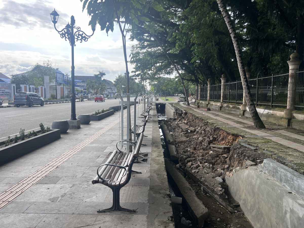 Dinding Drainase Pedistrian MTQ Kendari Ambruk