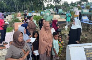 Gerindra Sultra Berbagi Takjil ke Pembersih Makam di TPU Punggolaka