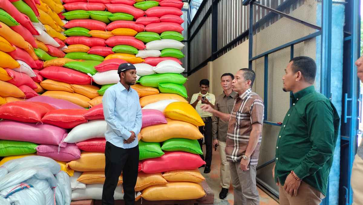 Sambangi Para Pedagang di Pasar, Bupati Butur Pastikan Harga Sembako Stabil