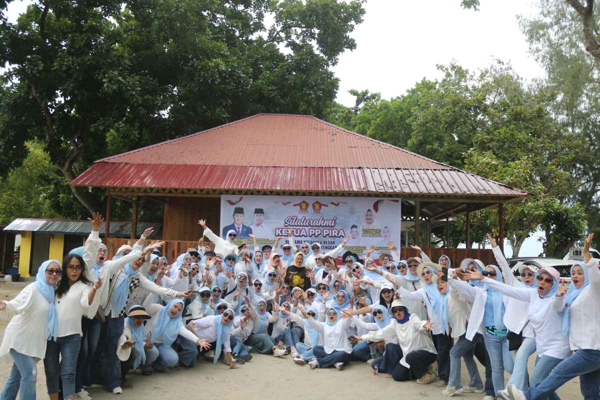 Ketum PIRA Bersama Pengurus PD Sultra Berlibur di Pantai Toronipa