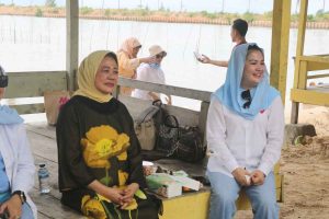 Ketum PIRA Bersama Pengurus PD Sultra Berlibur di Pantai Toronipa