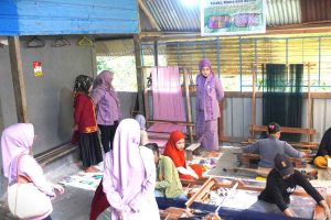 Ketua Dekranasda Kota Kendari Kunjungi Rumah Tenun Gunung Jati
