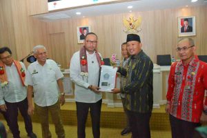 Wakil Walikota Kendari Dampingi Sekjen Kemensos Berikan Bantuan Bencana Non Alam