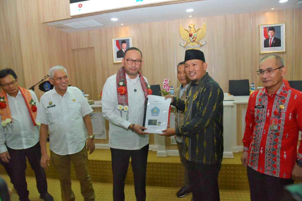 Wakil Walikota Kendari Dampingi Sekjen Kemensos Berikan Bantuan Bencana Non Alam