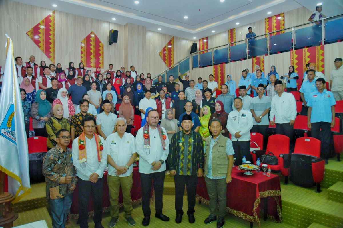 Wakil Walikota Kendari Dampingi Sekjen Kemensos Berikan Bantuan Bencana Non Alam