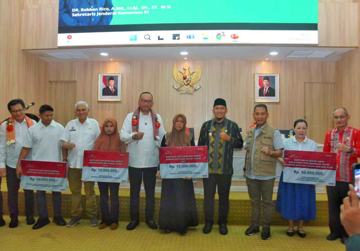 Wakil Walikota Kendari Dampingi Sekjen Kemensos Berikan Bantuan Bencana Non Alam