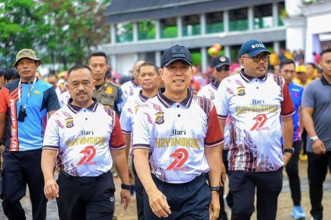 IMG_4639 Gubernur Sultra Hadiri Jalan Sehat HUT Bhayangkara ke 79