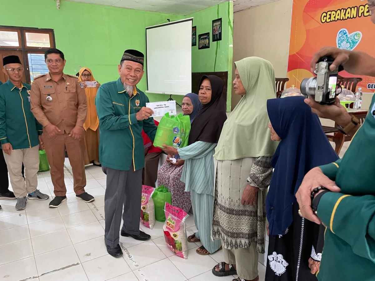 Hari Lansia Nasional, Pemkot Kendari Beri Layanan Kesehatan dan Berbagi Sembako
