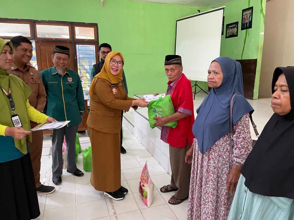 Hari Lansia Nasional, Pemkot Kendari Beri Layanan Kesehatan dan Berbagi Sembako