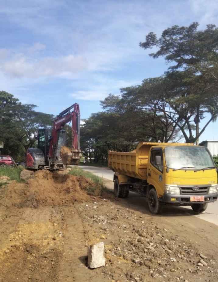 Pemkot Kendari Bersihkan Bahu Jalan Untuk Keindahah Kota Pemkot Kendari Bersihkan Bahu Jalan Untuk Keindahah Kota