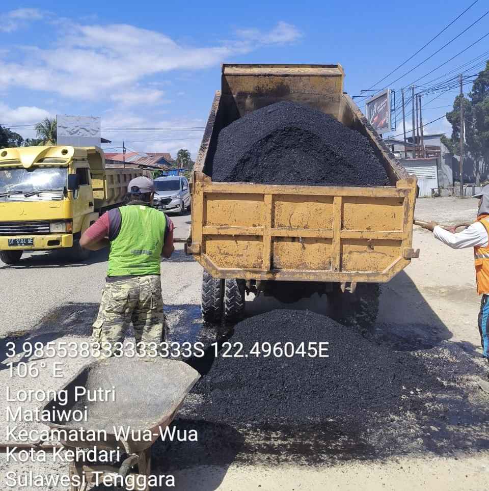 Pemkot Kendari Bersihkan Bahu Jalan Untuk Keindahah Kota Pemkot Kendari Bersihkan Bahu Jalan Untuk Keindahah Kota
