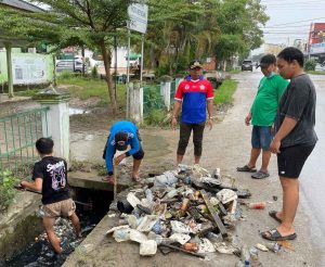 Gerak Cepat Pemkot Kendari Atasi Banjir, Camat Kadia Normalisasi Drainase di Wilayahnya