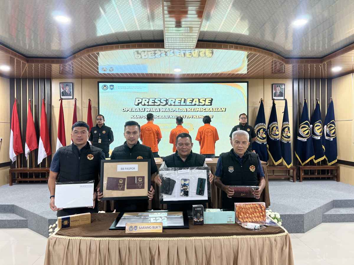 Tinggal di Mesjid, Belum Bekerja dan Tak Miliki Tempat Tinggal, WNA Cina Diamankan Imigrasi