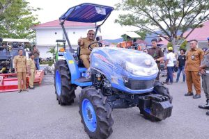 Perkuat Komitmen Swasembada Pangan, Bupati Bombana serahkan Bantuan Alsintan