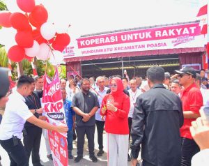 Walikota Kendari Serahkan Kartu Digital untuk KKMP Kota Kendari