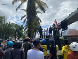 Orasi, Ketua LBH HAMI Sultra Minta Massa Aksi Jaga Ketertiban dan Hindari Anarkisme