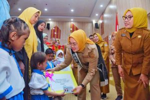 Walikota Kendari Serahkan 1.050 Beasiswa Pendidikan
