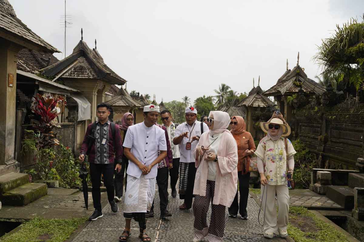 Walikota Kendari Bersama Camat Kunjungi Desa Terbersih di Dunia: Jadi Inspirasi Kami
