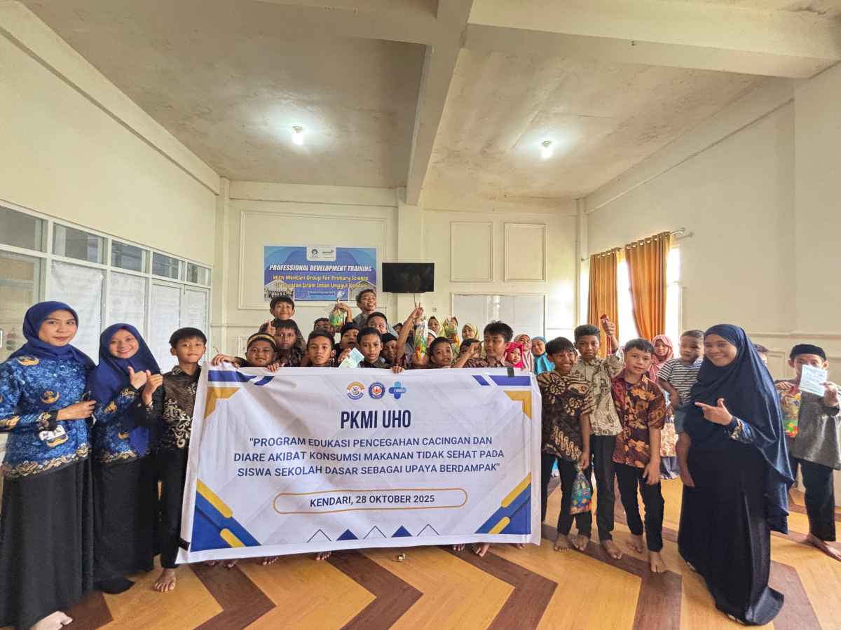 Tim Dosen Farmasi UHO Edukasi Pelajar Pencegahan Cacingan dan Diare