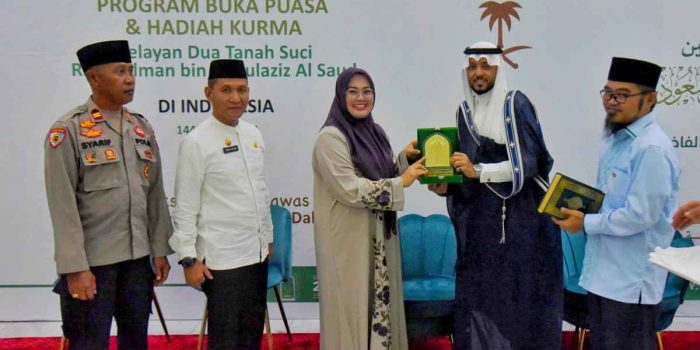 Alquran Tinta Emas dari Raja Salman Untuk Walikota Kendari