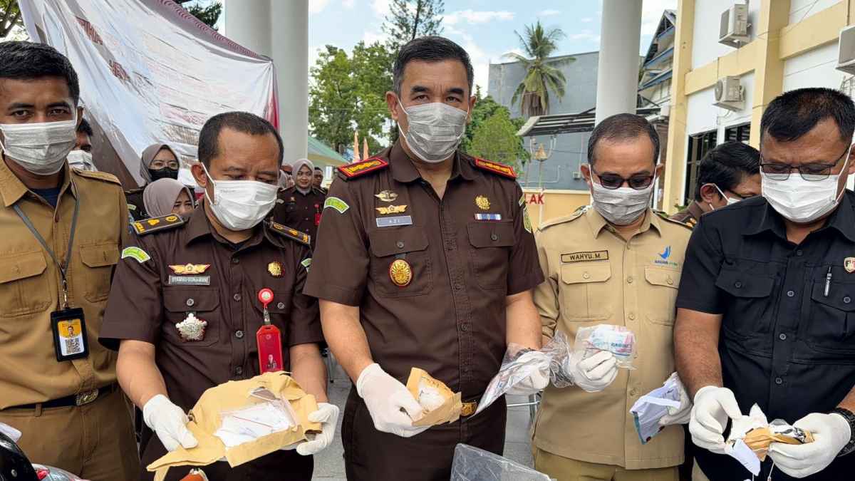 Kejari Kendari Musnahkan Ratusan Barang Bukti, Sabu 1,4 Kg Ikut Dihancurkan