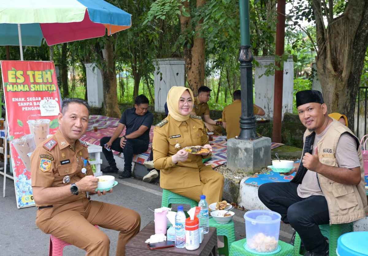Makan Dilapak Pinggir Jalan, Langkah Sederhana Walikota Kendari yang Bermakna Besar