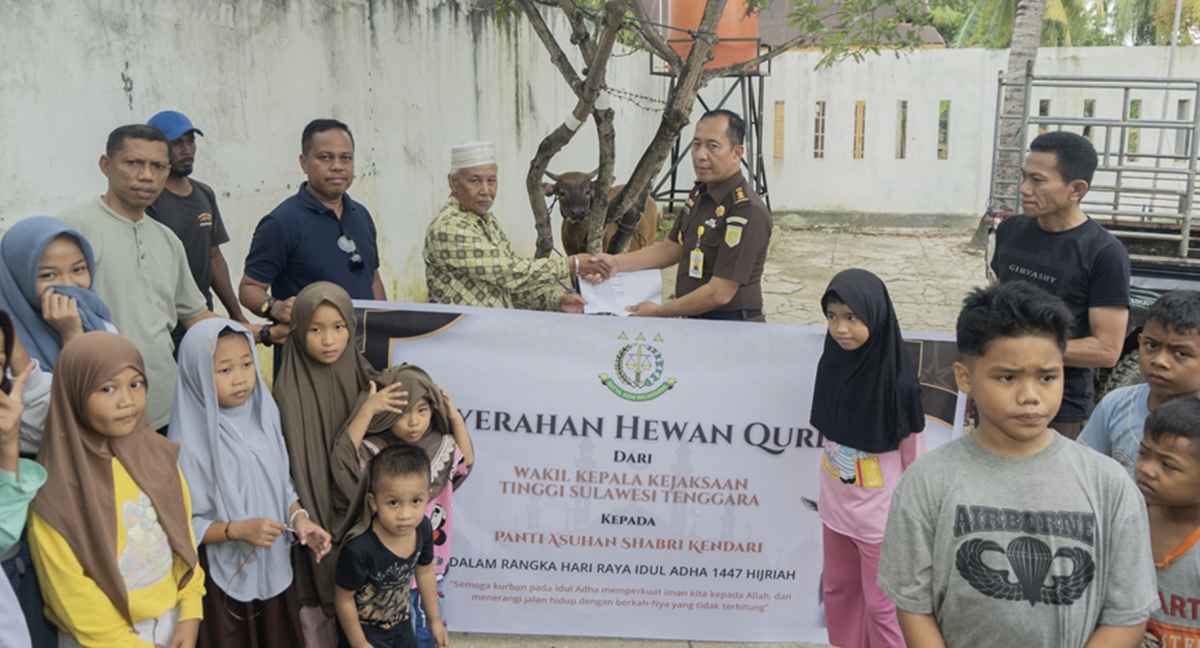 62a9614b-8f05-4f9f-abc0-ae93cf0d1d69 Idul Adha 1447 H, Kejati Sultra Salurkan Hewan Kurban di Dua Panti Asuhan