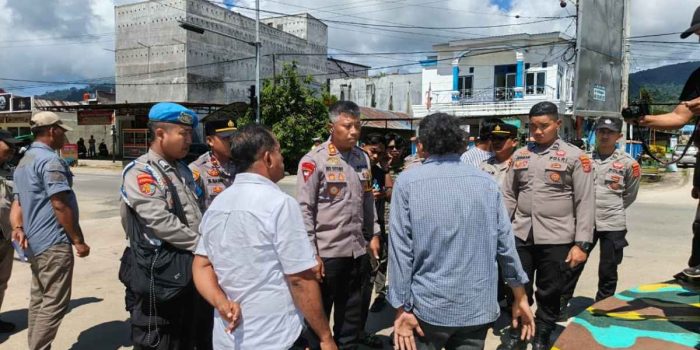 Video Viral: Kapolres Bombana Naik ke Mobil Komando, Gagalkan Pembakaran Ban Mahasiswa
