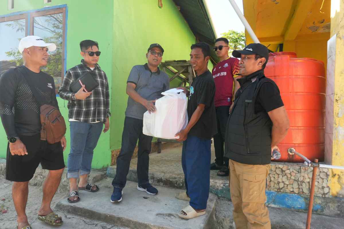 Disela-sela Liburan, Kajati Sultra Sempatkan Beri Bantuan di Desa Labengki